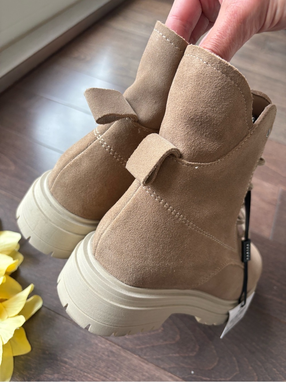 NWT Danier Trudy Suede Lace Up Boots - Picture 11 of 16